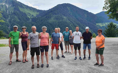 DAV-Wanderer bei bestem Wetter im Laternser Tal auf dem Falben